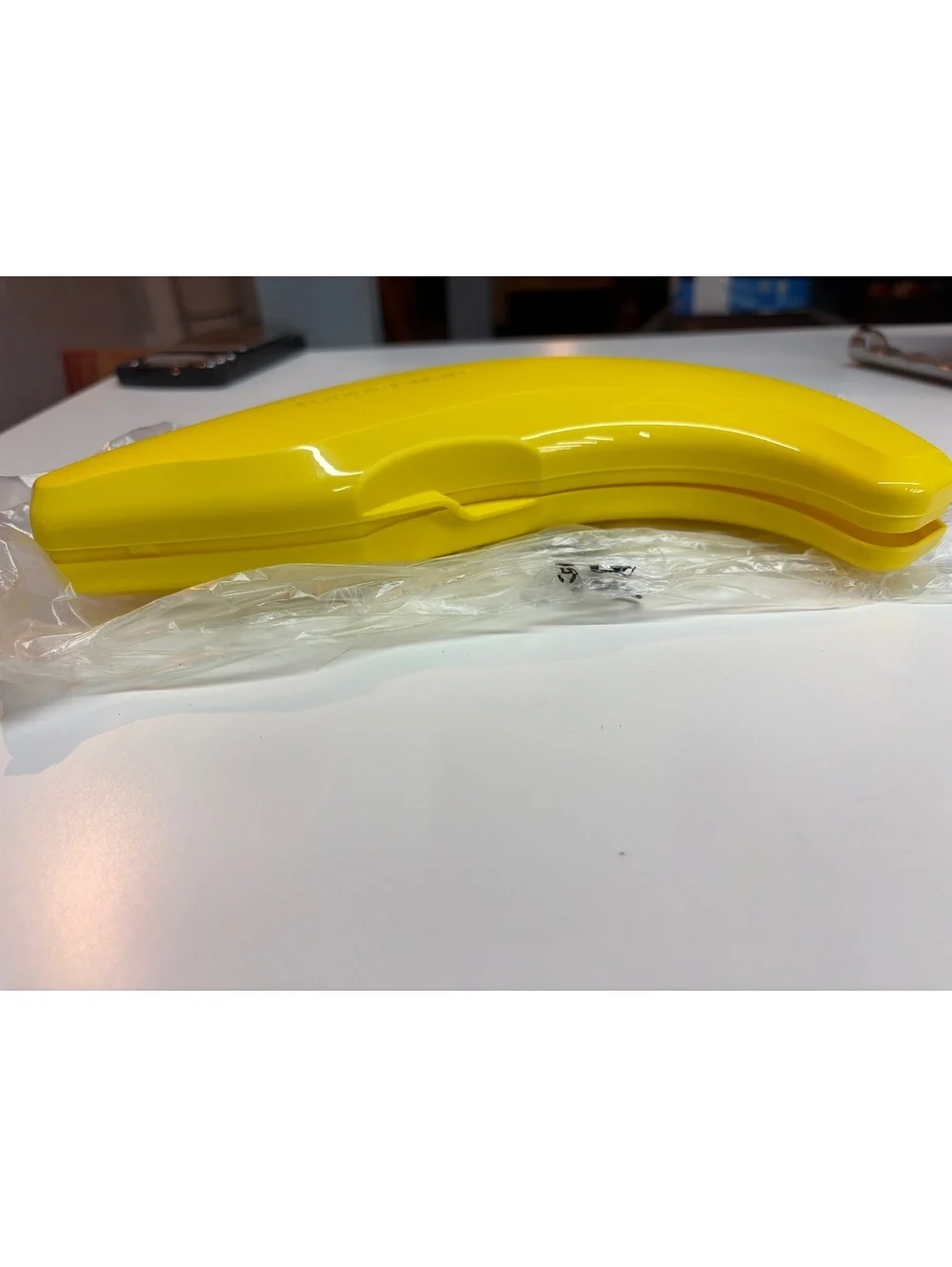 Tupperware Banana Keeper Yellow Plastic Fruit Protector Guard Case 9 Inch NEW